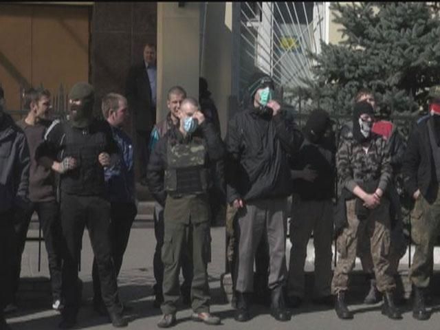 Активисты и самооборона Майдана пикетировать Днепровский суд Киева