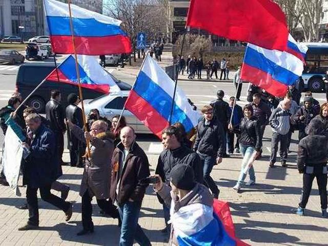 Участники пророссийского митинга в Донецке двинулись в сторону облгосадминистрации Участники пророссийского митинга в Донецке двинулись в сторону облгосадминистрации