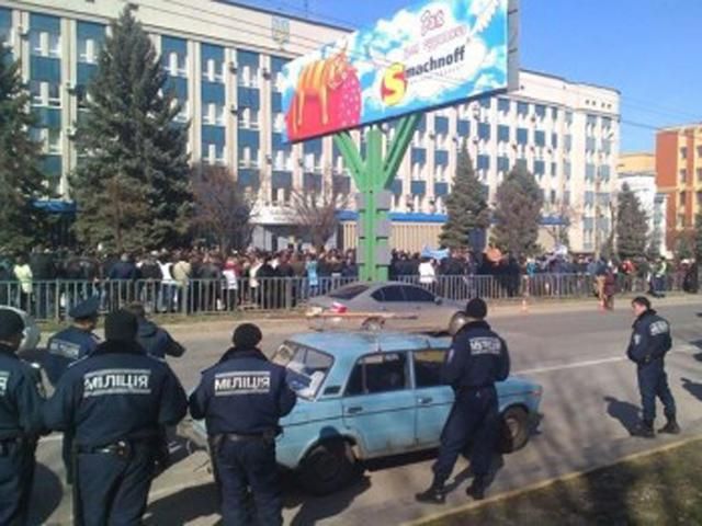 Проросійські активісти мітингують біля будівлі СБУ в Луганську