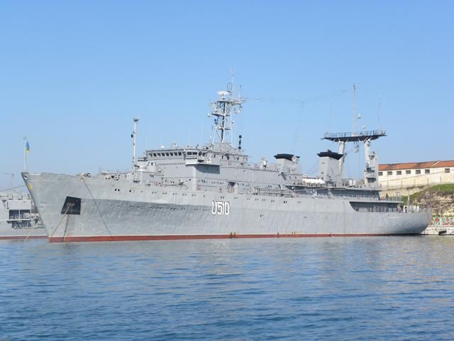 50 невідомих із кувалдами трощать корабель "Славутич", — Євромайдан-SOS 50 невідомих із кувалдами трощать корабель "Славутич", — Євромайдан-SOS