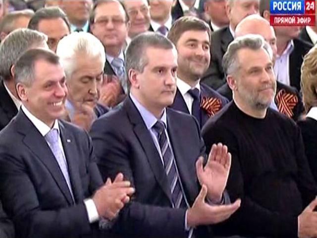 Молчаливое согласие: над украинским Крымом поднимаются триколоры Молчаливое согласие: над украинским Крымом поднимаются триколоры