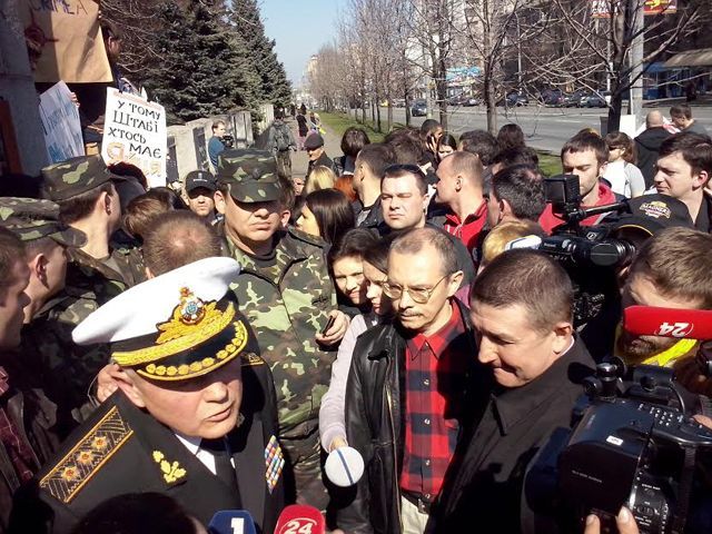 Під Генштабом ЗСУ вимагали віддати накази українським військовим у Криму(Фото) Під Генштабом ЗСУ вимагали віддати накази українським військовим у Криму(Фото)