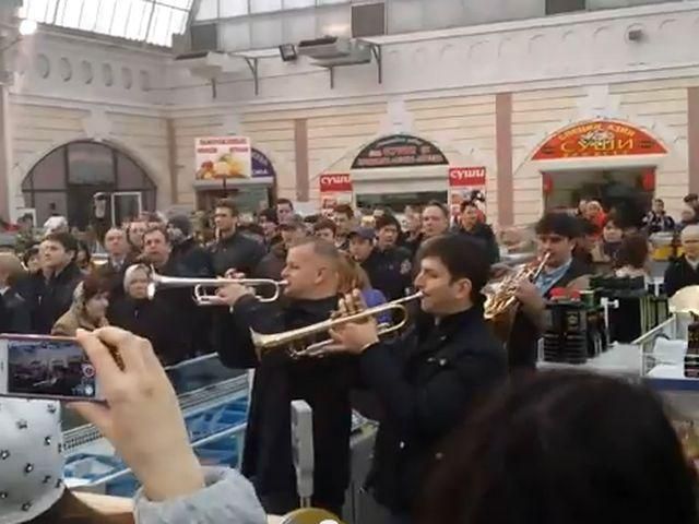 Флеш-моб на одеському Привозі: філармонічний оркестр виконав гімн Європи (Відео)