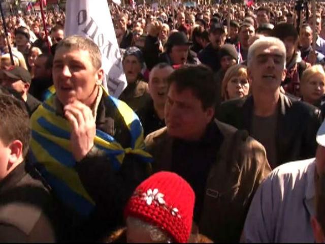 В Донецке несколько тысяч человек провели митинг за федерализацию Украины