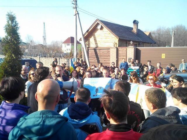 Активисты пришли с пикетом к зданию Яценюка