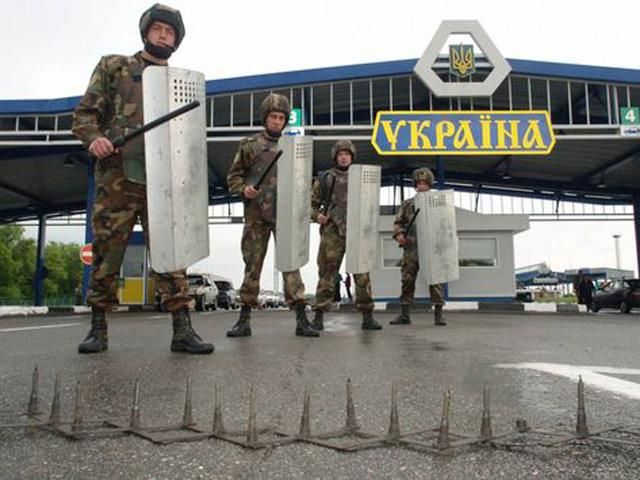 Прикордонники посилили контроль громадян, які виїжджають з Криму