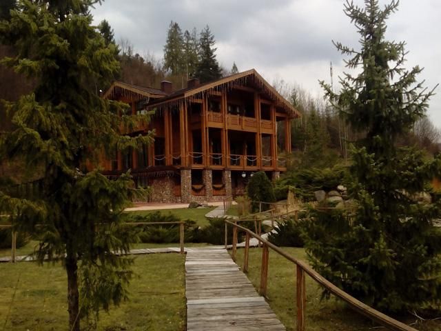 Дачу Медведчука занял "Правый сектор" (Фото) Дачу Медведчука занял "Правый сектор" (Фото)