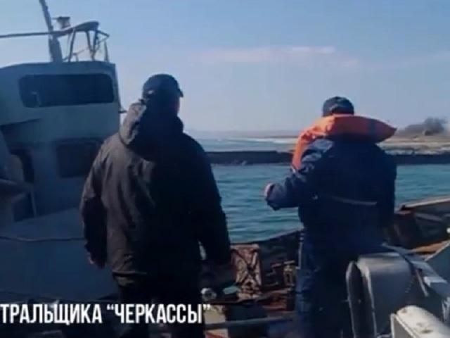 Тральщик "Черкаси" намагався прорватися через блокаду на Донузлаві (Відео) Тральщик "Черкаси" намагався прорватися через блокаду на Донузлаві (Відео)