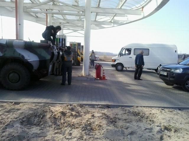 Українці заправляють військові БТР-и за свої гроші (Фото) Українці заправляють військові БТР-и за свої гроші (Фото)