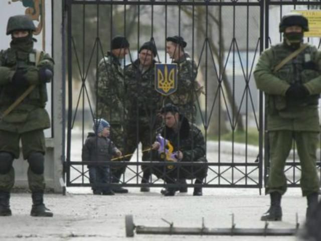 Украинские морские пехотинцы отказываются покидать Крым без своих командиров