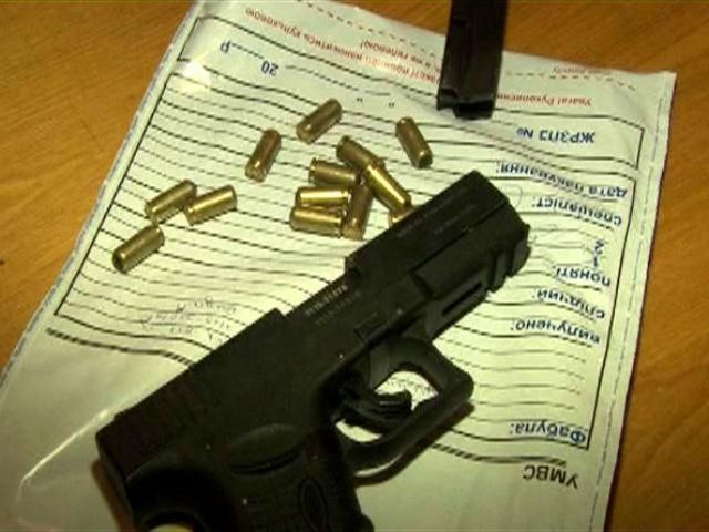 У Тернополі міліція виявила пістолет, що належав убитому в Києві ДАІ-вцю У Тернополі міліція виявила пістолет, що належав убитому в Києві ДАІ-вцю