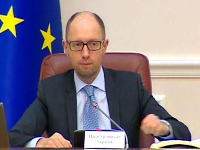 Фокус від Яценюка: як в пляшці "лівої" горілки заховати 5 гривень Фокус від Яценюка: як в пляшці "лівої" горілки заховати 5 гривень