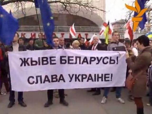Белорусы отмечают свой День Воли с украинскими флагами (Фото) Белорусы отмечают свой День Воли с украинскими флагами (Фото)