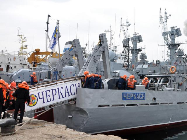 Северный сосед снова пытается захватить украинский тральщик "Черкассы" Северный сосед снова пытается захватить украинский тральщик "Черкассы"