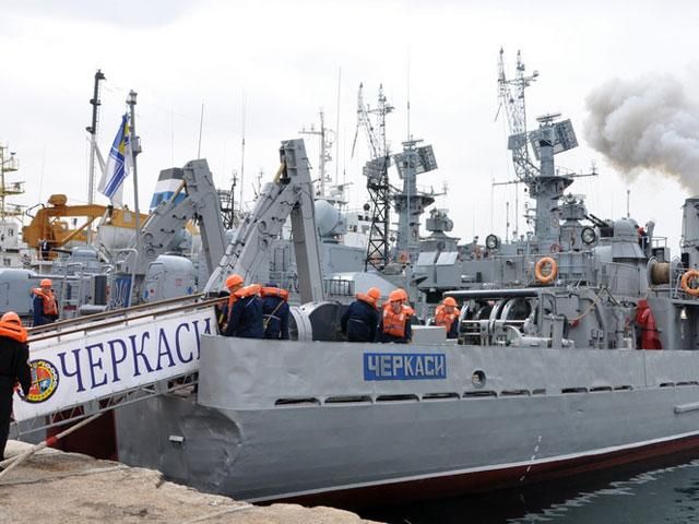 Российский буксир тянет "Черкассы" к причалу Российский буксир тянет "Черкассы" к причалу