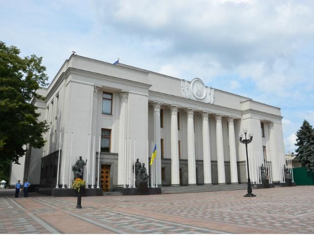 Під ВР протестують з вимогою підняти акцизи на алкоголь та тютюн Під ВР протестують з вимогою підняти акцизи на алкоголь та тютюн