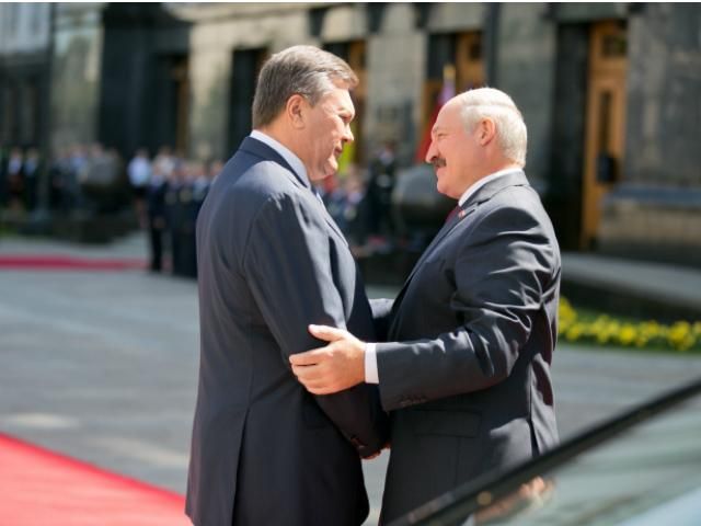 Президент має бути зі своїм народом, — Лукашенко розкритикував втечу Януковича 