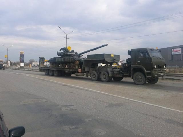Захоплені українські танки окупанти переправляють на північ Криму (Фото) Захоплені українські танки окупанти переправляють на північ Криму (Фото)
