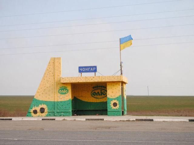 Кримських заручників доправляють до північного переходу "Чонгар" Кримських заручників доправляють до північного переходу "Чонгар"