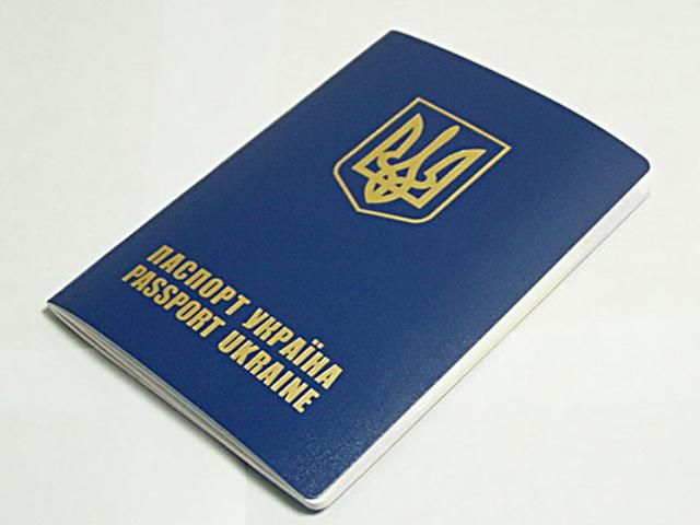 Жителі Криму не зможуть отримати закордонні паспорти на півострові