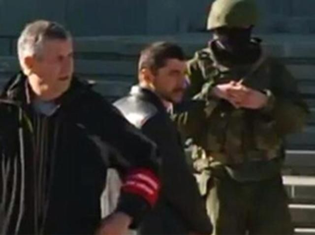 Як викрадали у Криму з пікету закатованого татарина (Відео) Як викрадали у Криму з пікету закатованого татарина (Відео)