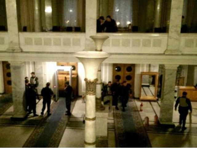 Комендатура ВР изнутри забаррикадировали входы в здание (Фото) Комендатура ВР изнутри забаррикадировали входы в здание (Фото)