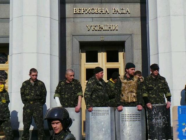 Під Радою – близько тисячі активістів “Правого сектора”. Штурму не планують Під Радою – близько тисячі активістів “Правого сектора”. Штурму не планують