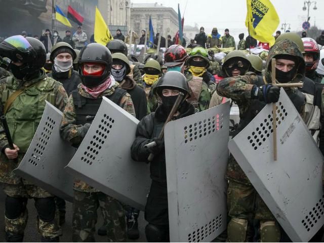 Активисты самообороны охраняют центральный вход в ВР Активисты самообороны охраняют центральный вход в ВР