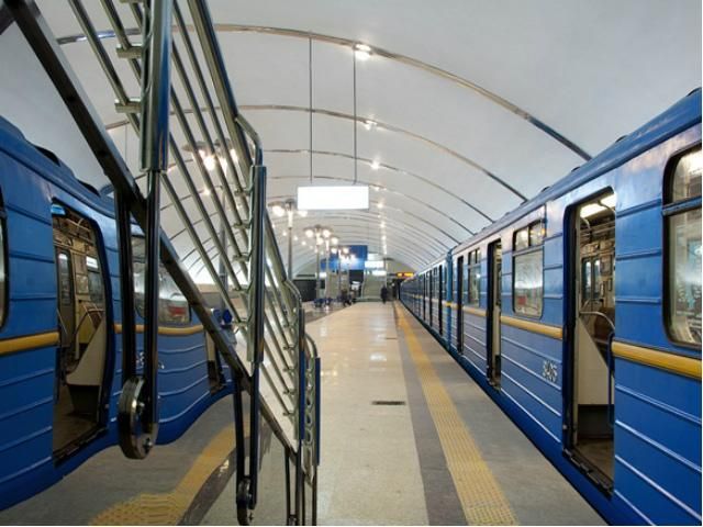 Киянка народила дитину просто у метро Киянка народила дитину просто у метро