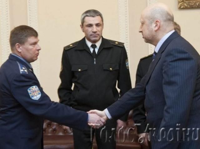 Турчинов пообіцяв нагородити і підвищити Мамчура та інших звільнених з полону військових 