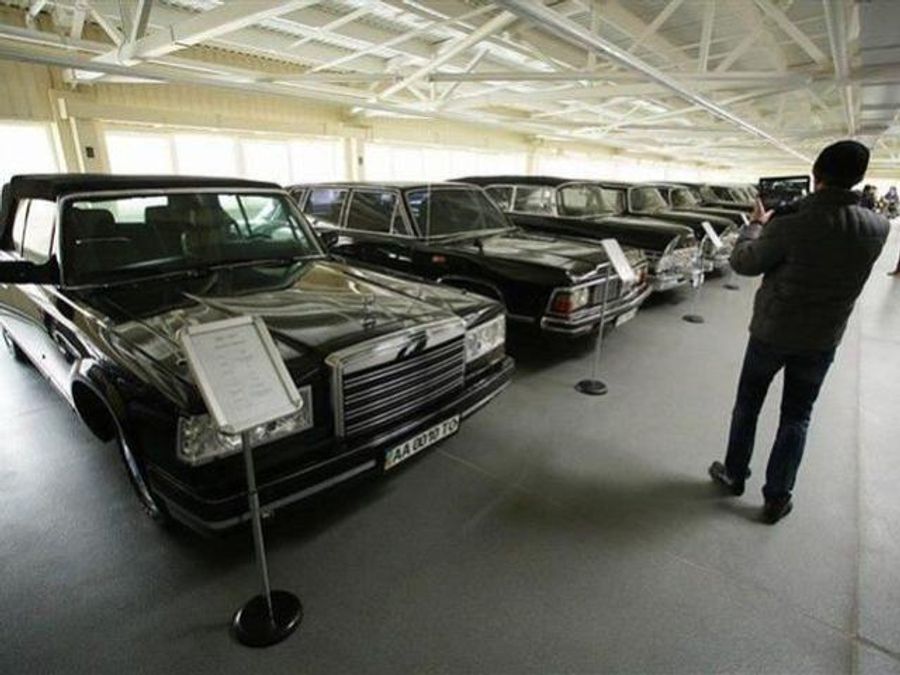 "Правий сектор" пропонує продати на аукціоні машини з автопарку "Межигір'я" "Правий сектор" пропонує продати на аукціоні машини з автопарку "Межигір'я"