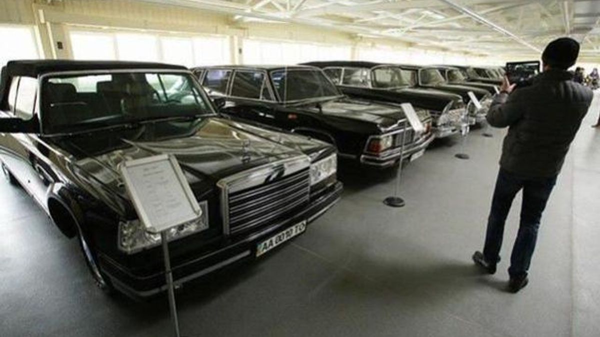 "Правый сектор" предлагает продать на аукционе машины из автопарка "Межигорье"
