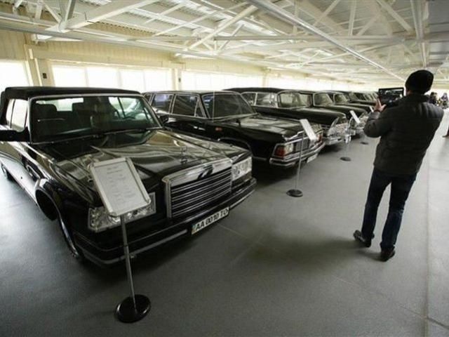 "Правый сектор" предлагает продать на аукционе машины из автопарка "Межигорье"