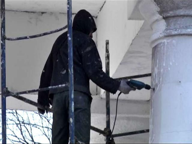 На Грушевского реставрируют колоннаду стадиона "Динамо"