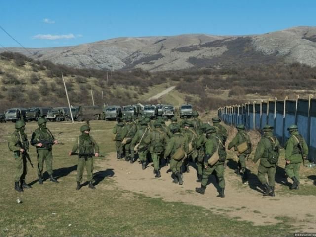 В Бахчисарае российские военные грузят технику, чтобы отправить на материк