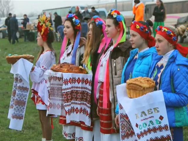 Українських вояків зустрічають на материку (Відео)