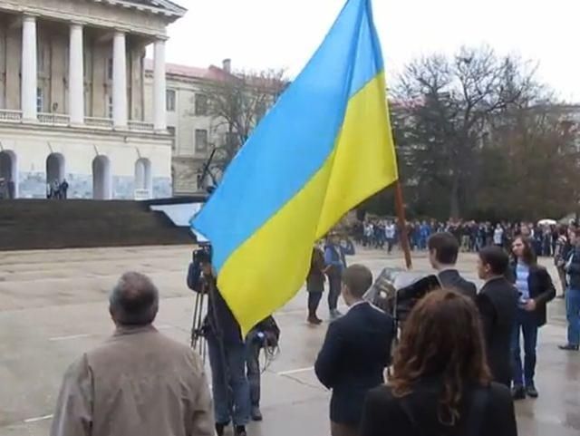 У Севастополі студенти попрощались з прапором України і проігнорували символіку окупанта (Відео)