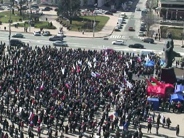 На сепаратистський мітинг в Донецьку вийшло близько тисячі людей (Фото)