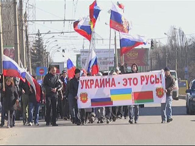 Проросійські сили влаштували ходу центром Луганська