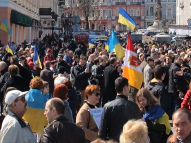 Мітинг на вибір: В Одесі зібрались на віче та антимайдан Мітинг на вибір: В Одесі зібрались на віче та антимайдан
