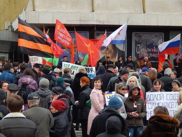 В Днепропетровске майдановцы вспоминали Небесную сотню, а коммунисты призвали не воевать с Росси