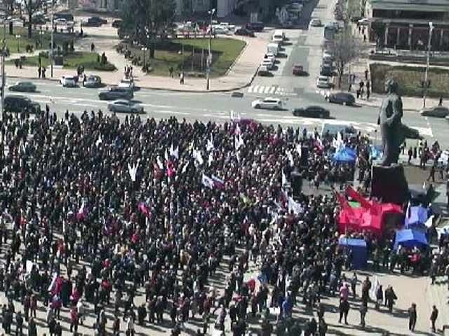 В Донецьку сепаратисти намагались штурмувати вокзал і перекрили колії В Донецьку сепаратисти намагались штурмувати вокзал і перекрили колії