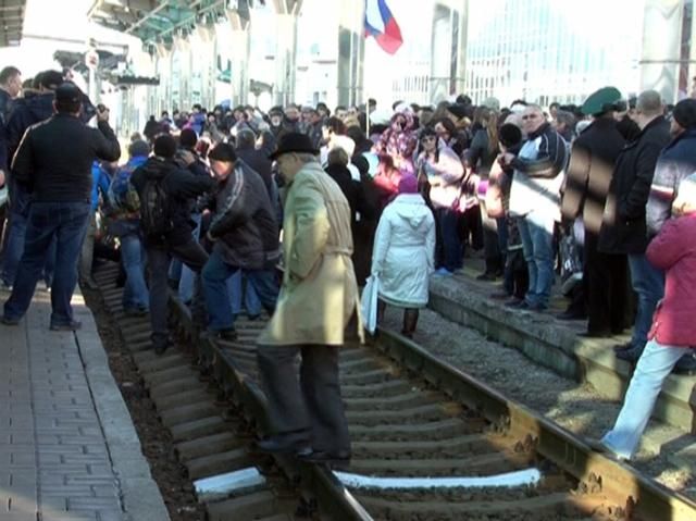 Міліція відкрила кримінальне провадження у зв’язку з блокуванням колії в Донецьку (Фото) Міліція відкрила кримінальне провадження у зв’язку з блокуванням колії в Донецьку (Фото)