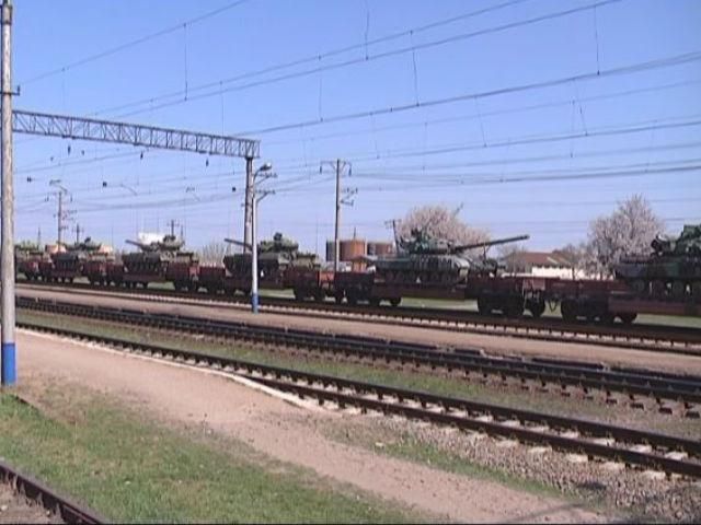 З Криму вивозять українську військову техніку: 41 танк вже відправився на материкову Україну