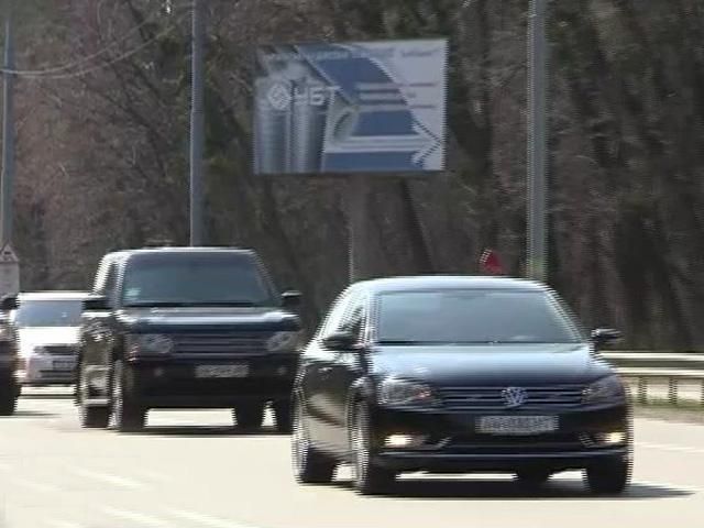 Нові чиновники, як і попередні, їздять кортежами на великій швидкості, — ЗМІ Нові чиновники, як і попередні, їздять кортежами на великій швидкості, — ЗМІ