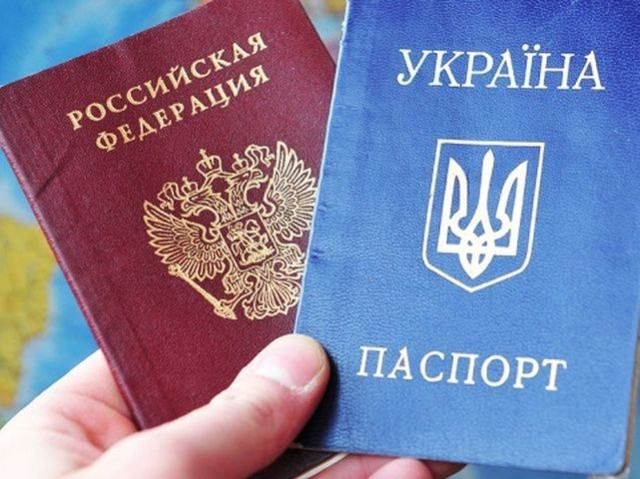 Власти России разрешили крымчанам стать россиянами, оставив себе паспорта Украины