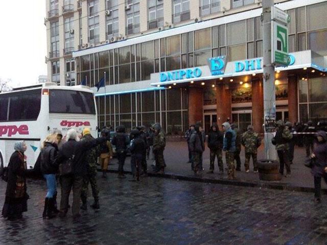 "Правий сектор" покинув готель "Дніпро" (Фото) "Правий сектор" покинув готель "Дніпро" (Фото)