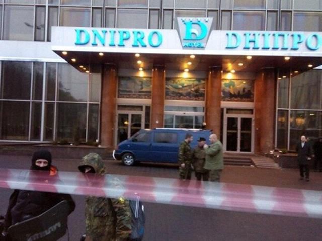 У готелі "Дніпро", де перебували представники "Правого сектору", міліція знайшла зброю У готелі "Дніпро", де перебували представники "Правого сектору", міліція знайшла зброю