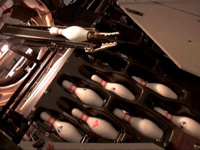 Як збиті у боулінгу кеглі повертаються на доріжку (Відео) Як збиті у боулінгу кеглі повертаються на доріжку (Відео)