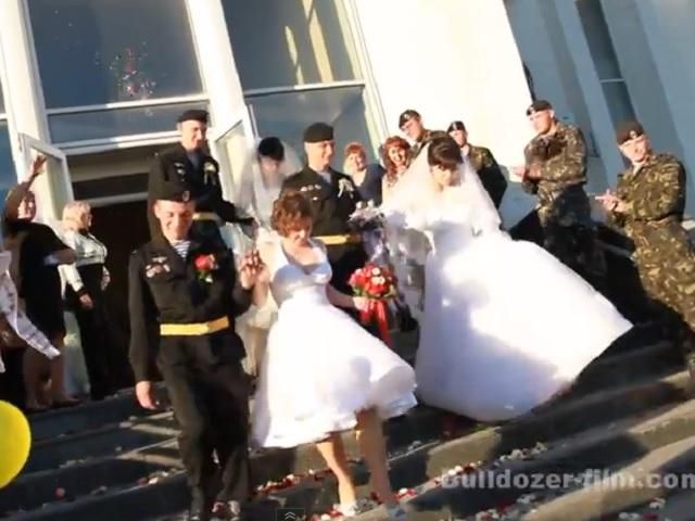 Трое украинских морских пехотинцев одновременно поженились (Видео)